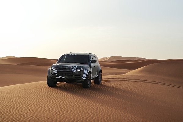 «Dakāras rallija» ātrumposmu uzvarētāja Sāra Praisa 2026. gadā startēs ar «Defender»